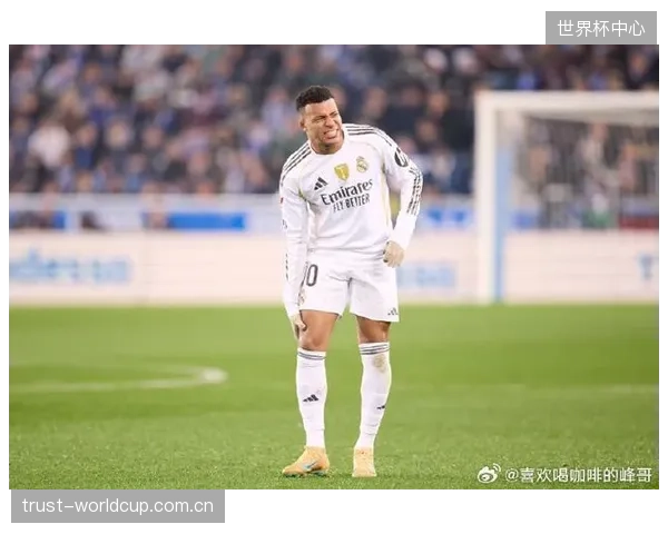 新援姆巴佩无缝融入皇马战术体系,以25粒进球荣膺西甲金靴,展现了超凡的个人能力。 新援姆巴佩无缝融入皇马战术体系,以25粒进球荣膺西甲金靴,展现了超凡的个人能力。